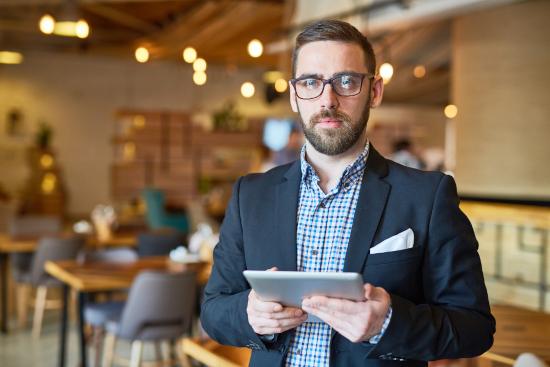 Przedsiębiorca z tabletem